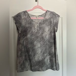 Abstract top, with key hole front